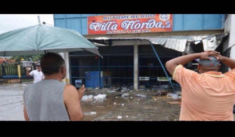 Militares y policía vigilan supermercados después de otro día de saqueos en Venezuela
