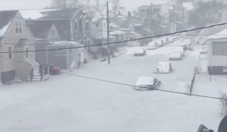 Así quedaron los autos en Massachusetts con la inundación congelada por el ciclón bomba
