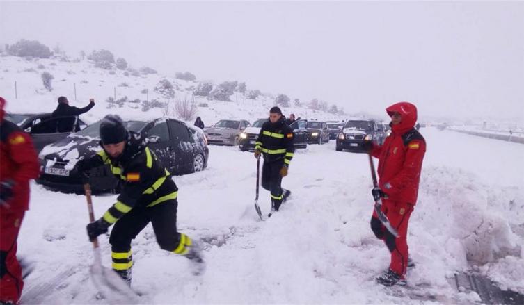 La ola polar llega a España: cientos de automovilistas atascados 18 horas por la nieve