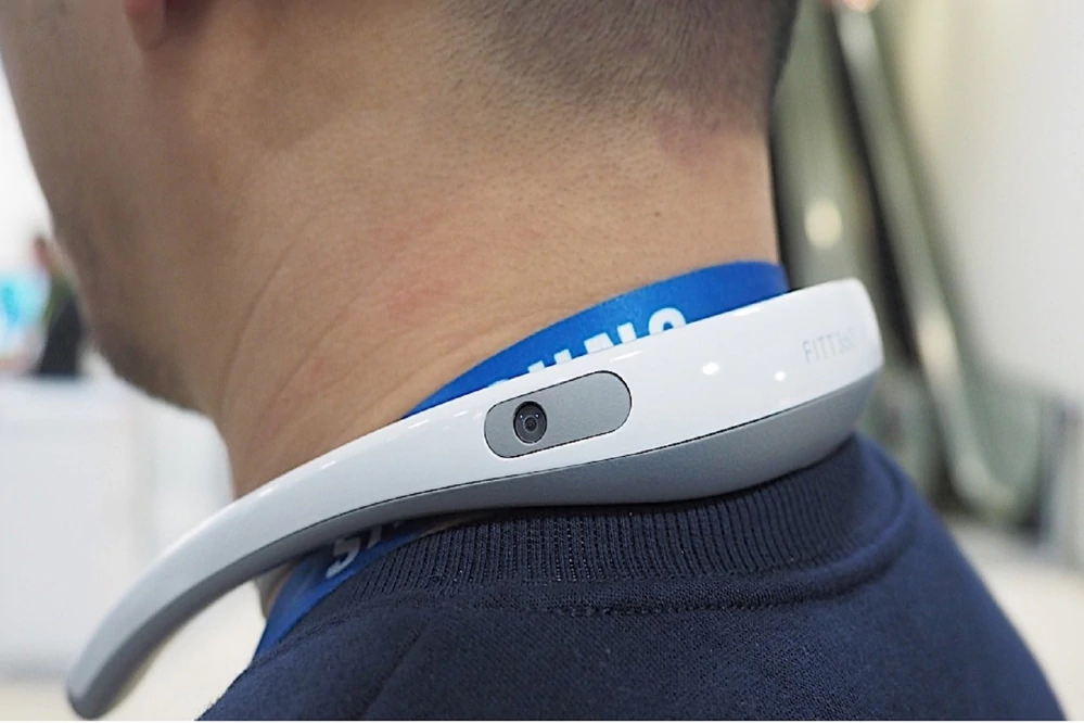 Cómo es el collar que graba videos en 360 grados