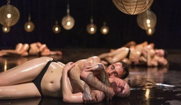 LA OBRA DE TEATRO QUE DURA 24 HORAS E INCLUYE SEXO REAL EN ESCENA