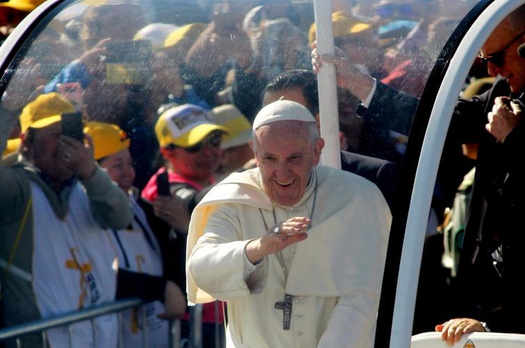 El papa se despide de Chile en Iquique, una ciudad de inmigrantes