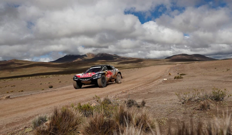 DAKAR, ETAPA 12: SAINZ ROMPIÓ LA CAJA DE CAMBIOS PERO SIGUE LÍDER EN AUTOS