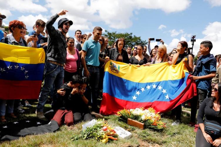 El régimen de Nicolás Maduro enterró el cuerpo de Óscar Pérez y solo permitió la presencia de dos familiares