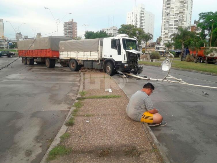 Se quedó sin frenos y tuvo que chocar para frenar
