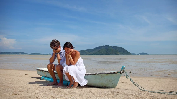 Las vacaciones como momento de quiebre: por qué las parejas se separan más en verano
