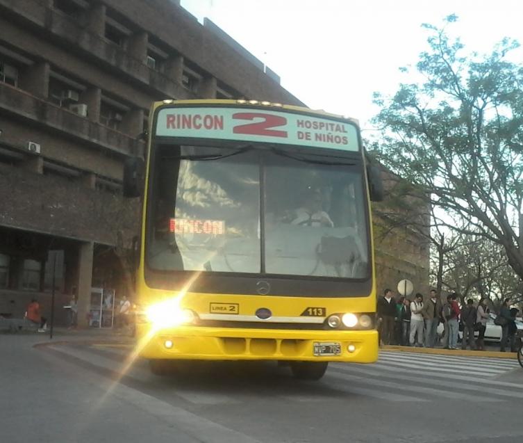 Discutió con el chofer y lo apuñaló