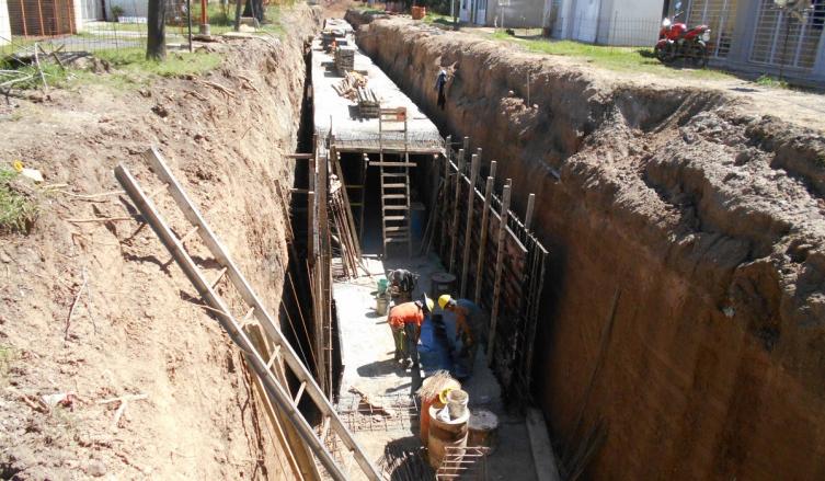 La provincia avanza en la obra de entubado del canal Alem 