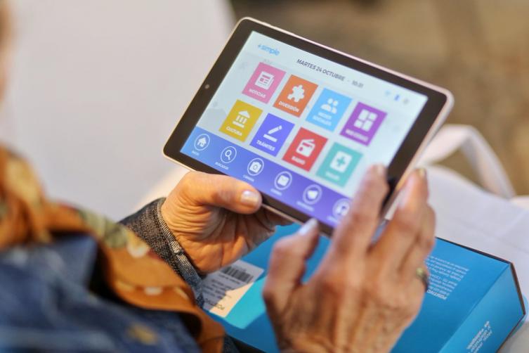 Continúa la entrega de tablets a adultos mayores