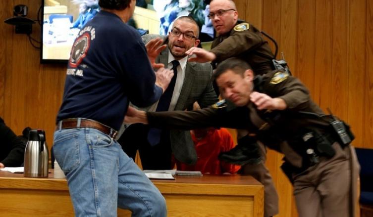 EL PADRE DE TRES GIMNASTAS ABUSADAS INTENTÓ AGREDIR AL ACUSADO EN EL JUICIO