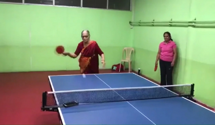 TIENE 69 AÑOS, FUE CAMPEONA DE TENIS DE MESA Y AÚN DESLUMBRA
