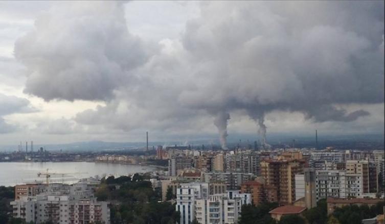Un viento tóxico hace cerrar las escuelas del sur de Italia