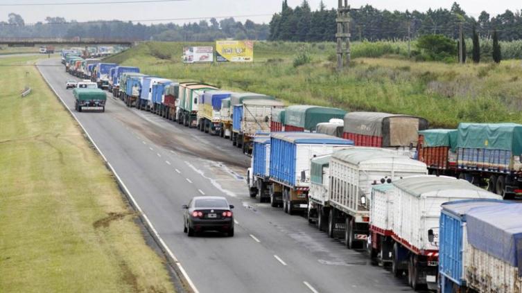 Camioneros realizan manifestaciones en rutas santafesinas
