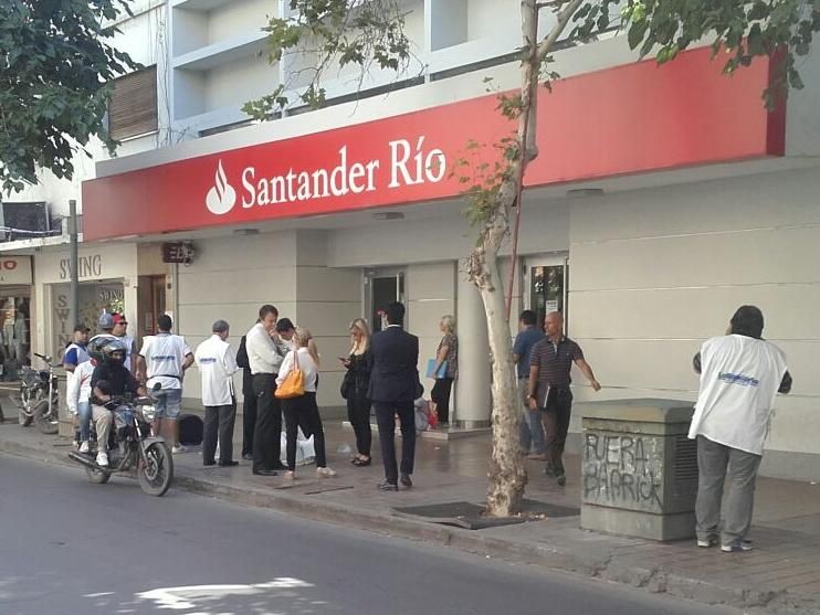 Cinco días sin bancos: Cómo retirar dinero en efectivo sin utilizar los cajeros