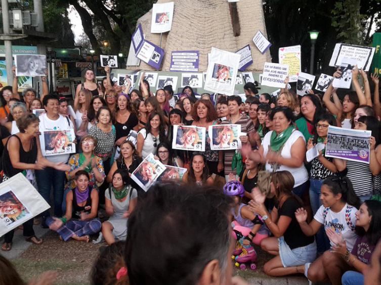 Ni Una Menos se manifestó en el monumento a Monzón