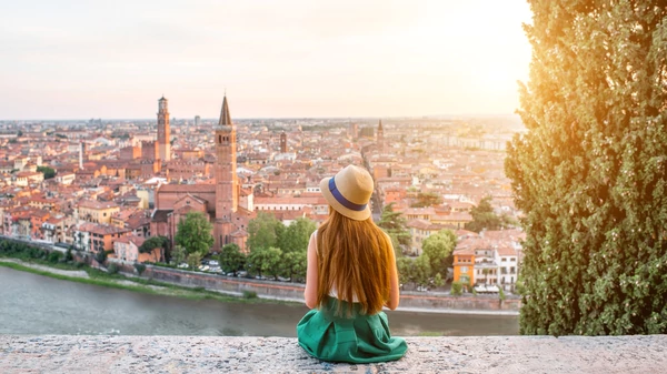 El fenómeno que arrastra a los jóvenes hacia una obsesión por viajar