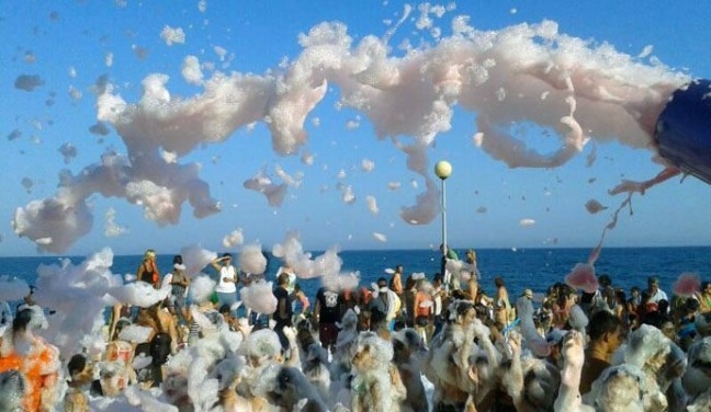 Fiesta de la espuma en la playa
