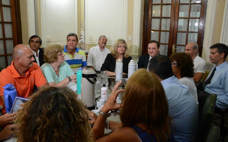 A una semana del inicio de clases, los maestros y estatales vuelven a paritarias