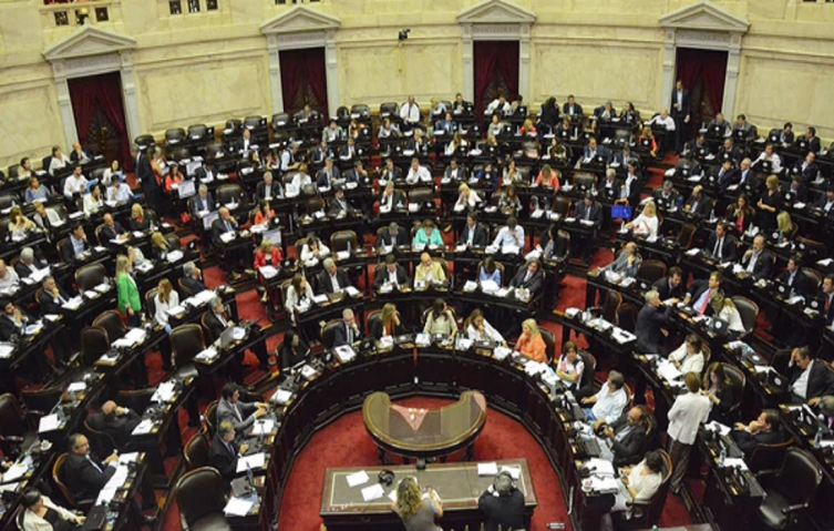 Impulsan proyecto que busca cobrarles a los extranjeros por educación y salud