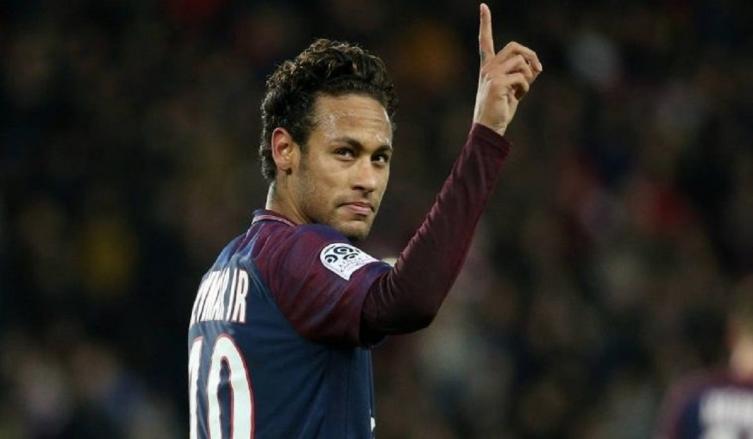 Neymar está en Brasil para ser operado del pie
