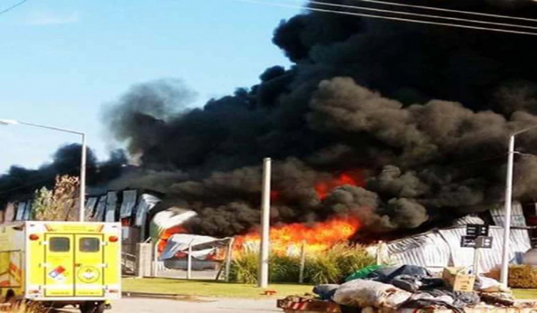 Un voraz incendio destruyó una fábrica en Venado Tuerto