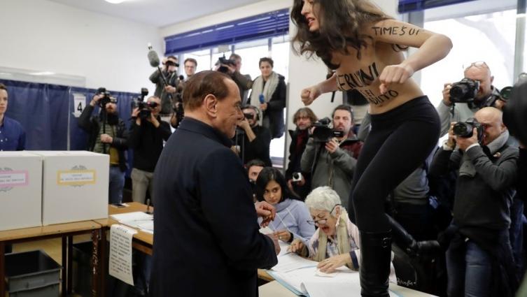 Feminista semidesnuda le gritó a Berlusconi cuando estaba por votar