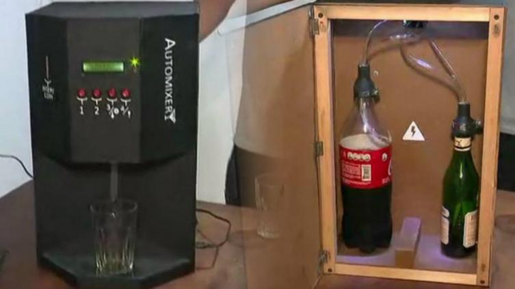Construyen una máquina que prepara Fernet