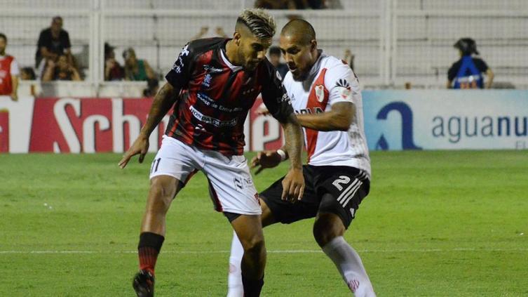 River lo ganó sobre el final con un blooper del arquero de Patronato