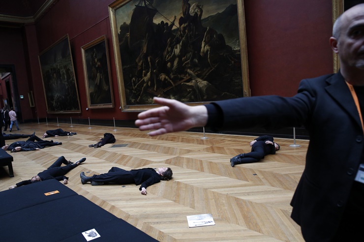 Evacuaron una sala del Louvre por una protesta contra la petrolera Total