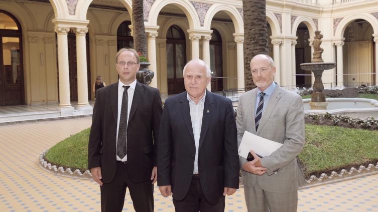 El Gobierno ofrece bonos, obras y terrenos para negociar la deuda con Santa Fe