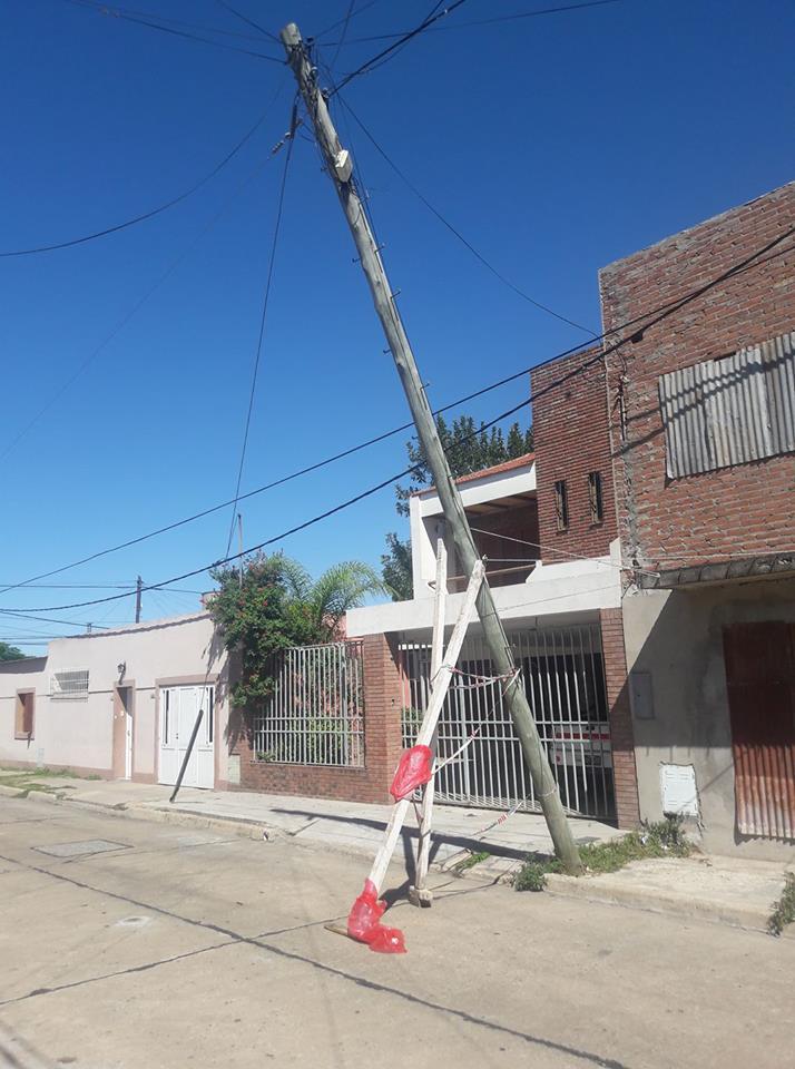 Un poste se está por caer sobre una vivienda