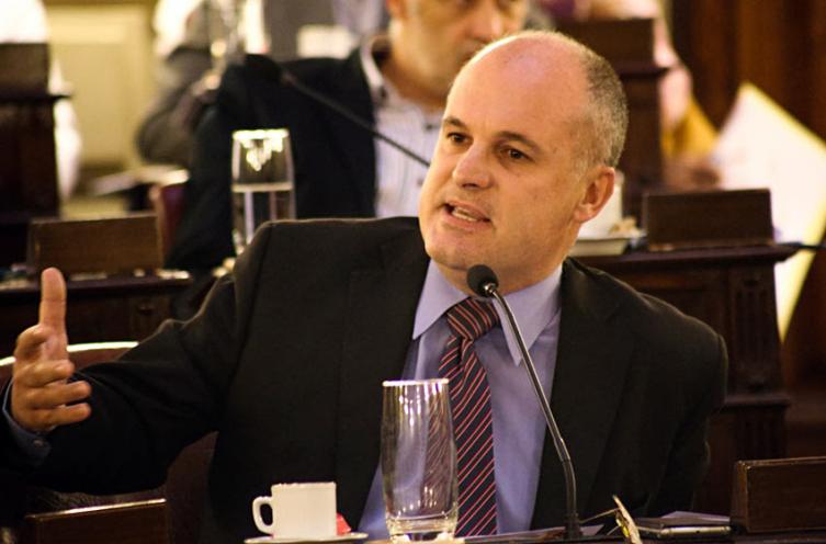 “Entre la corrupción K y los negocios de Cambiemos”
