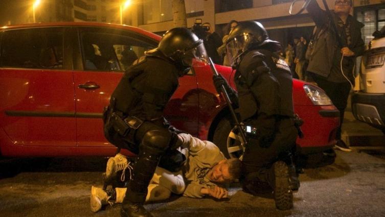 Incidentes en una masiva marcha en apoyo a Carles Puigdemont en Barcelona