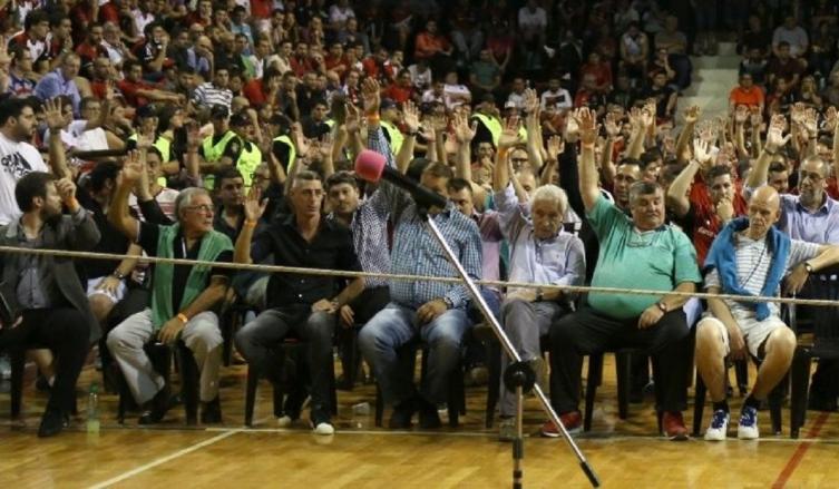 Duro golpe al oficialismo de Newells: los socios rechazaron el balance