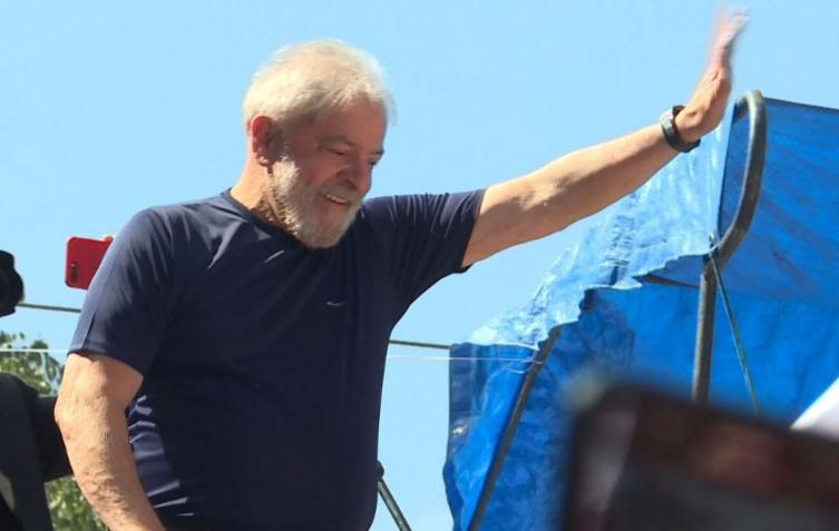 Lula anunció que se entregará a la Justicia