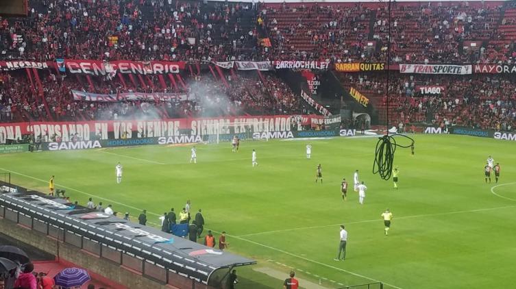 Suspendieron el partido entre Colón y Vélez por la explosión de tres bombas de estruendo