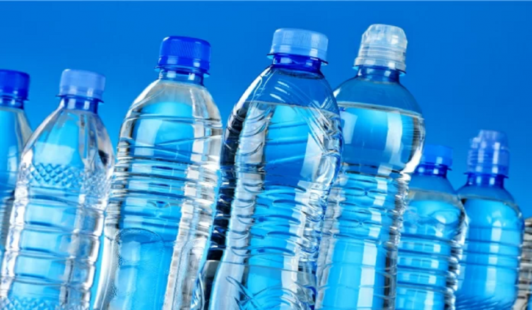 ¿Es peligroso beber agua embotellada?
