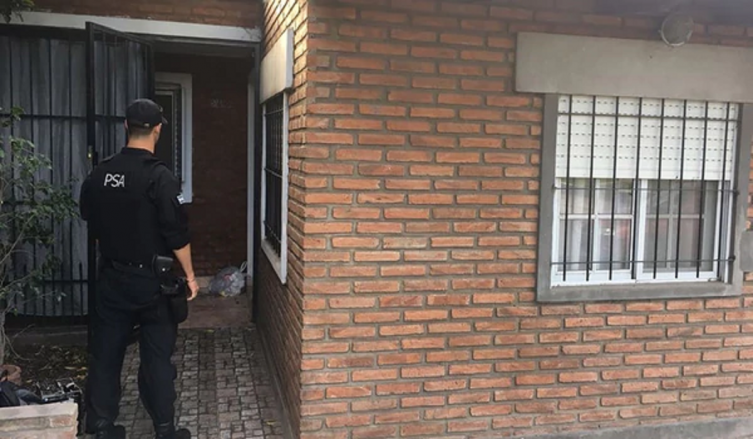 Allanaron a un alto jefe de la policía de Santa Fe acusado de connivencia con una banda narco