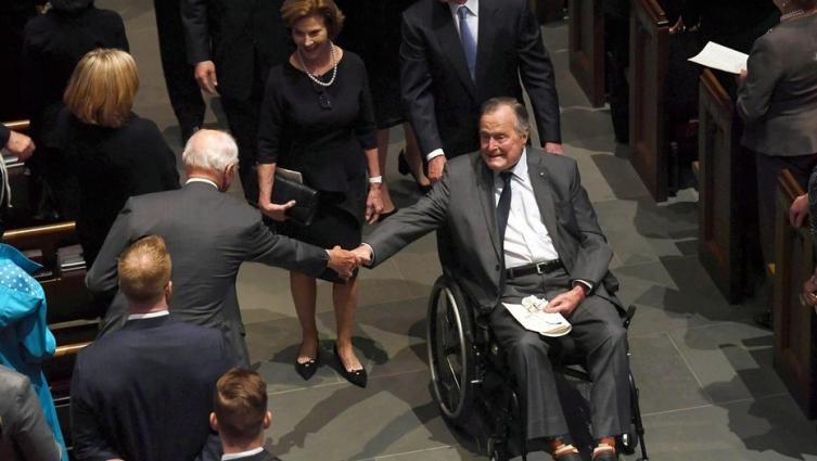 George Bush padre internado en terapia intensiva