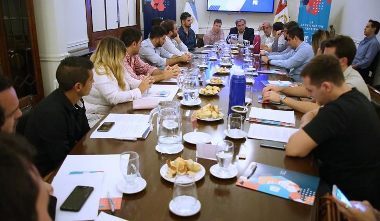 Las juventudes de los partidos políticos debatieron el proyecto 