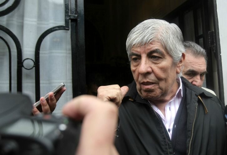 Moyano suspendió el paro de camioneros por el conflicto en OCA 