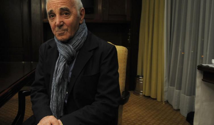 Charles Aznavour, leyenda de la canción francesa, fue hospitalizado en San Petersburgo