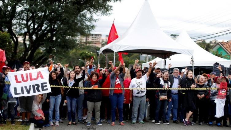 Atacan a balazos un campamento de partidarios de Lula en Curitiba