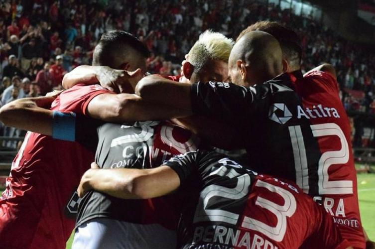 Colón perdió con Belgrano y dejó pasar una gran chance