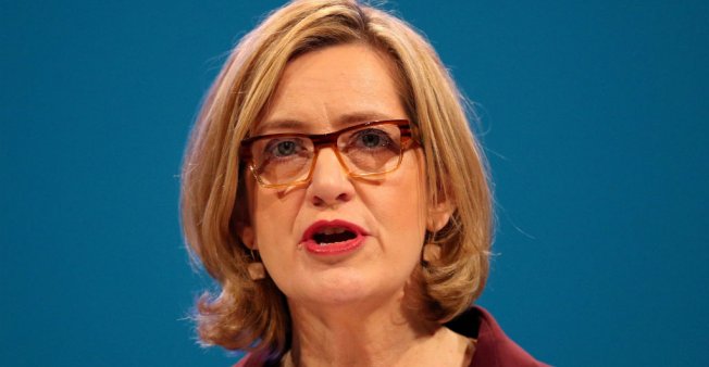 Un golpe para Theresa May: renuncia su ministra de Interior