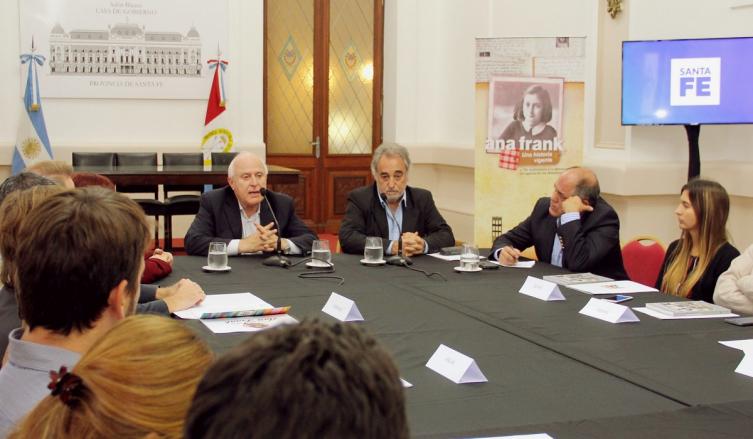Lifschitz firmó un convenio con el Centro Ana Frank Argentina 