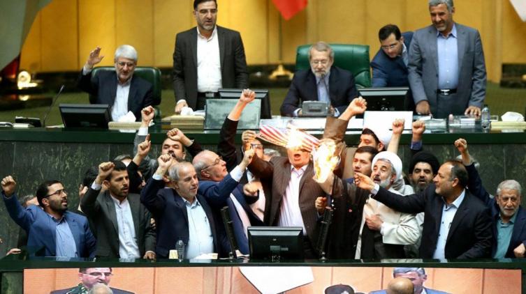 Quemaron la bandera estadounidense en el parlamento iraní