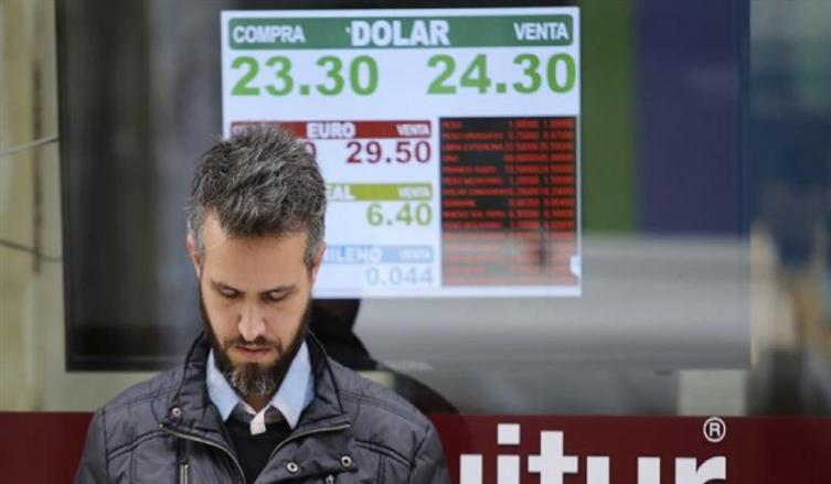 El dólar cruzó por primera vez los $ 24, pero el BCRA vendió más de u$s 1.000 millones y cerró a $ 23,79 (en la semana saltó 7%)