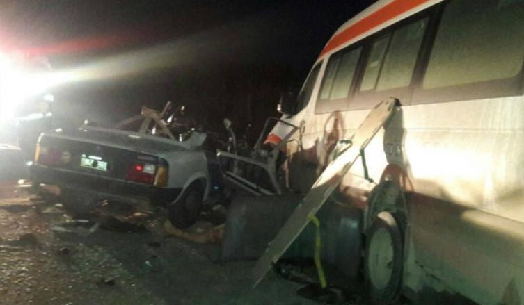 Murieron tres jóvenes al chocar un auto con un colectivo en la autopista Rosario - Santa Fe