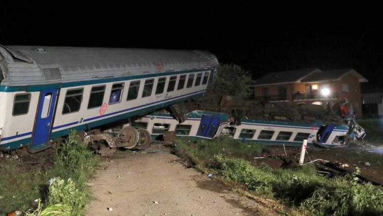 Descarrilló un tren en Italia: murieron al menos dos personas